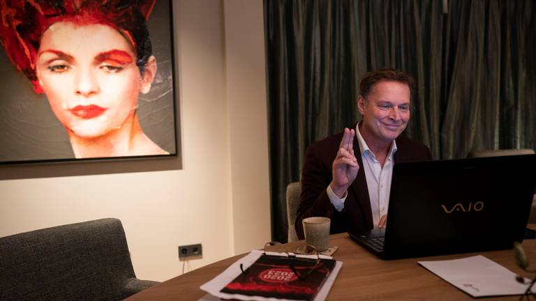 Albert Verlinde wordt thuis geinstalleerd als gemeenteraadslid in Vught voor de VVD (foto: Jeroen Jumelet/ANP).