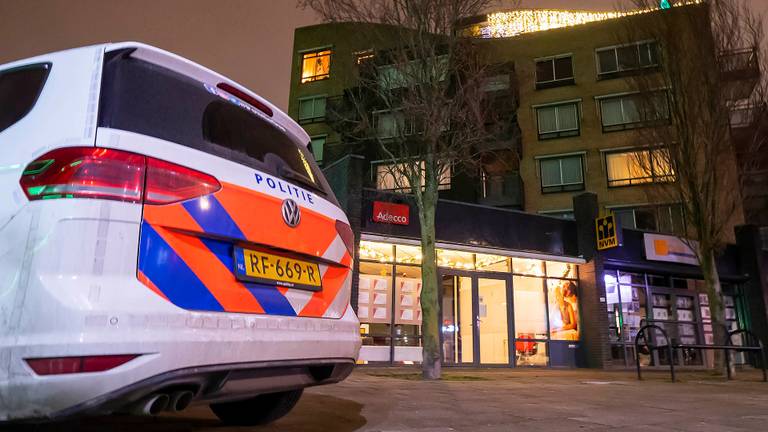 Het slachtoffer werd thuis in zijn appartement aan de Oostwal overvallen (foto: Gabor Heeres / SQ Vision).