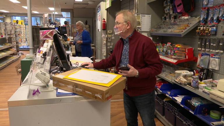 Wim Mensen in zijn boekwinkel in Breda.