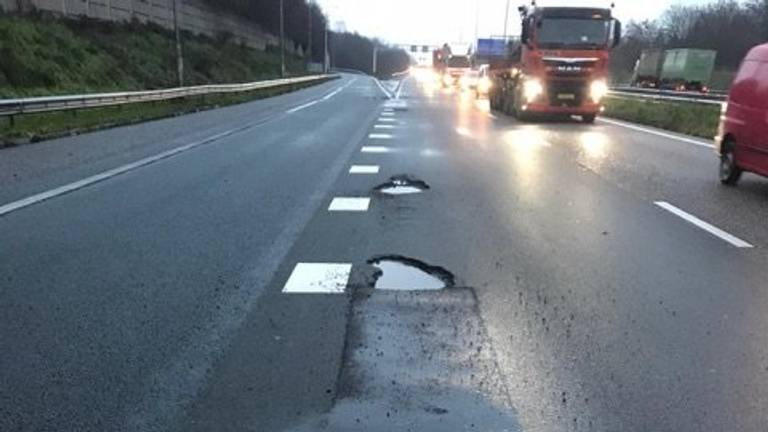 De schade aan het asfalt wordt hersteld (foto: Rijkswaterstaat).