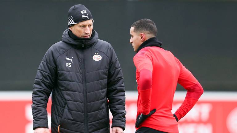 Roger Schmidt in gesprek met Mohamed Ihattaren (foto: ANP).