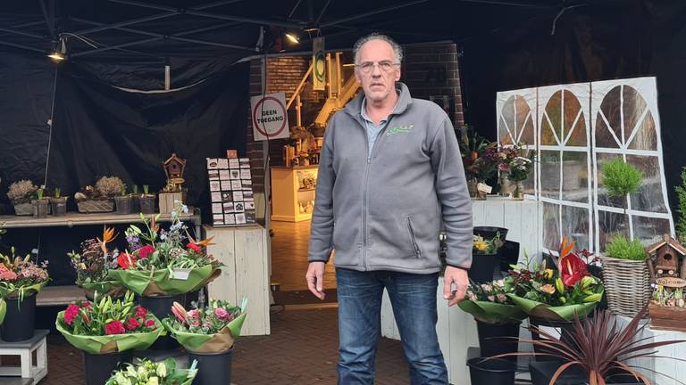 Bloemist Theo van Someren in zijn noodtent (foto: Binderij van Bloemweegen)