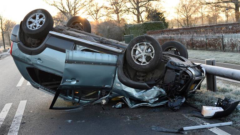De auto vloog over de kop (foto: Perry Roovers).