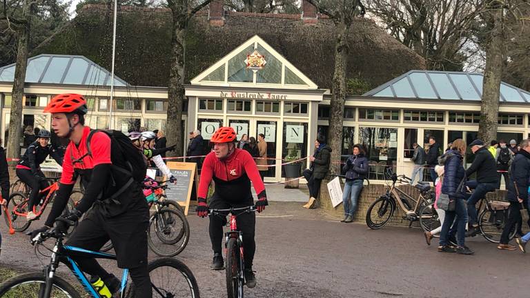 Drukte bij de Rustende Jager bij de Loonse en Drunense duinen (foto: Tonnie Vossen)