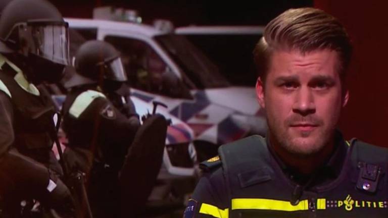 Maritio las een brief voor tijdens de talkshow (foto: Instagram/maritio_politie). 