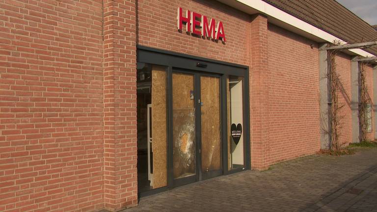 Groot gat in de deur van de HEMA in Schijndel (foto: Omroep Brabant). 