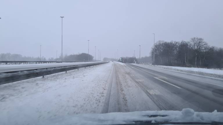 Besneeuwde wegen zorgen voor veel vertraging in het verkeer.