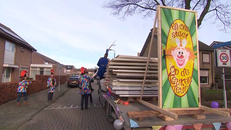 De deuren werden rondgebracht op een platte kar (foto: Omroep Brabant). 