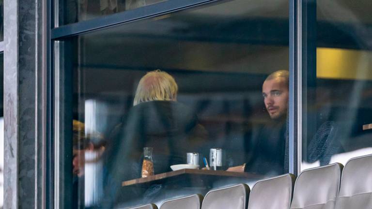 Wesley Sneijder kijkt toe.