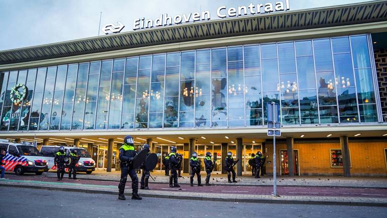 De jongen gooide ruiten in van het NS-station (Foto: SQ Vision). 