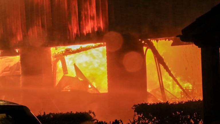 In de loods in Gemert was veel hout en hooi opgeslagen (foto: Harrie Grijseels/SQ Vision).