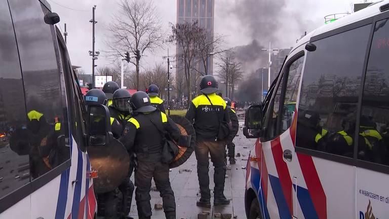 De politie in actie tijdens de rellen in Eindhoven