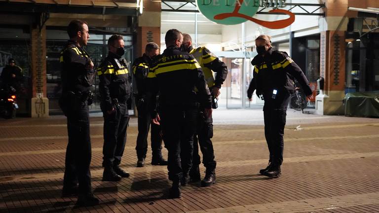 Politie aanwezig in Rijen (Foto: Jeroen Stuve / SQ Vision).