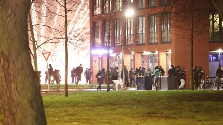 Grote groepen jongeren trokken door de straten (foto: Omroep Brabant).