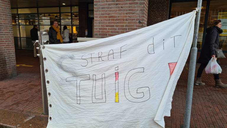 Opvallend spandoek bij de getroffen Jumbo (foto: Noël van Hoof).