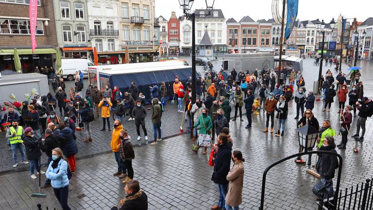 De ochtend na de rellen wilden Bosschenaren het centrum opknappen. 