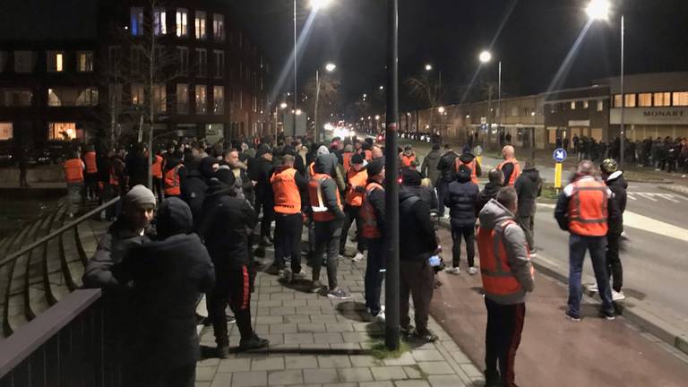 Een groep supporters met oranje hesjes in Den Bosch dinsdagavond (foto: Omroep Brabant) 