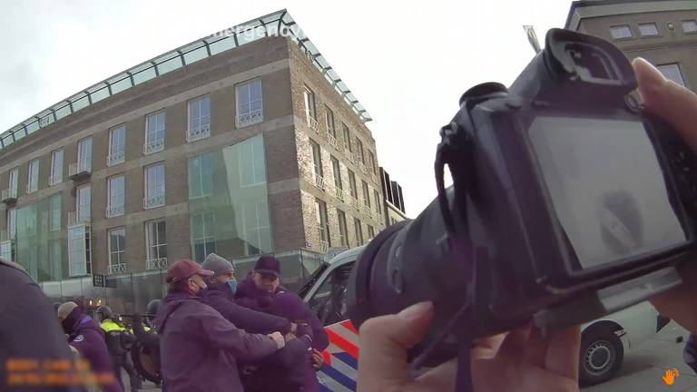 Beelden van de bodycam.