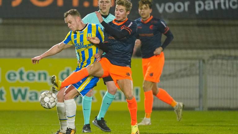 Lennerd Daneels probeert de bal af te schermen (foto: OrangePictures)