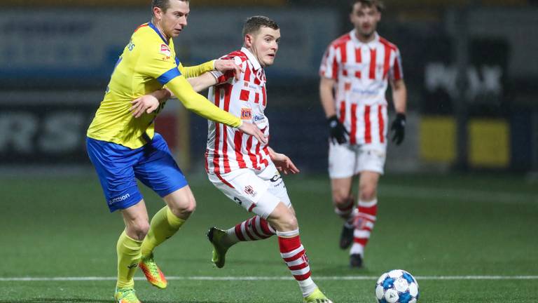 Robert Mühren van SC Cambuur en Philippe Rommens van TOP Oss in duel. (Foto: Orange Pictures)