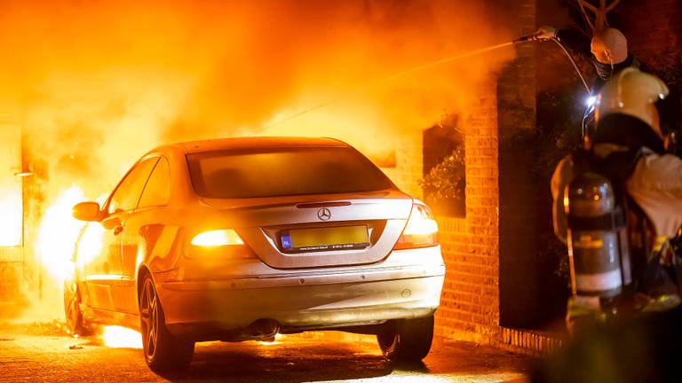De auto onder de carport aan de Venusstraat in Oss was niet te redden (foto: Gabor Heeres/SQ Vision).