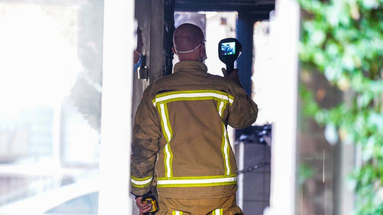 Een speciaal team van de politie doet onderzoek naar de brand (foto: Dave Hendriks/SQ Vision). 