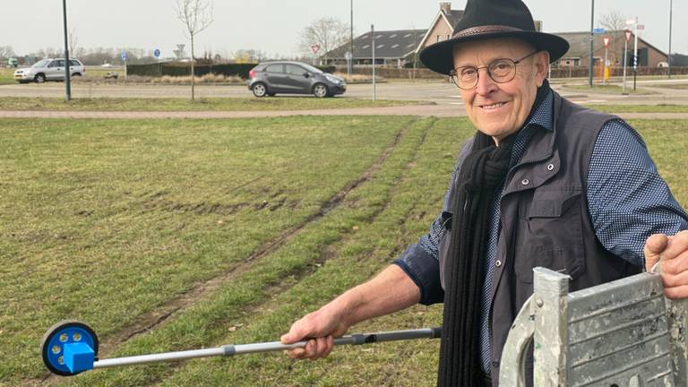 Jan Verhagen met zijn trap en meetapparaat bij een olifantenpaadje (foto: Jan Peels)