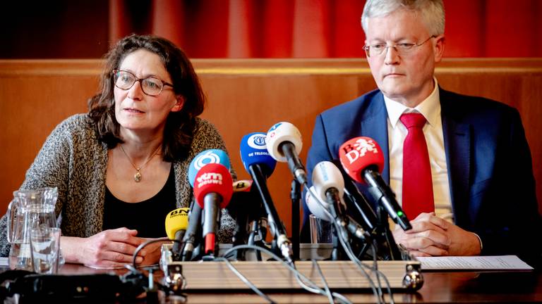 GGD-arts Ariene Rietveld naast burgemeester Theo Weterings van Tilburg (foto: ANP).