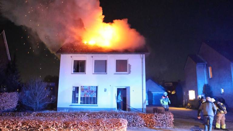 De zolder stond helemaal in lichterlaaie (foto Bart Meesters/SQVision)