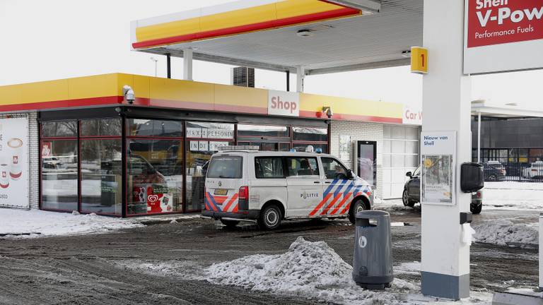 De politie bij het tankstation (foto: Christian Traets).