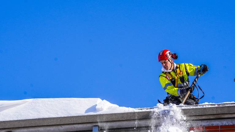Gespecialiseerde inzet van de brandweer voor sneeuw en ijs (Foto: Dave Hendriks)