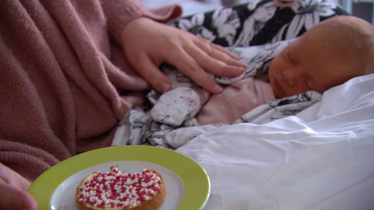 Geen roze-witte muisjes maar rood-witte Streekgenootjes voor baby Yinthe (foto: Wendy Michels).