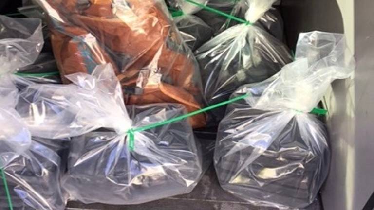 De enige foto van de drugsvangst (foto: belastingdiens/douane)