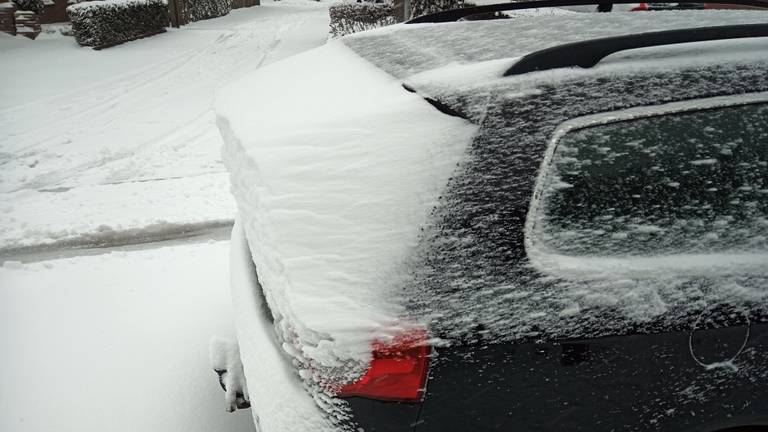 Sneeuw op daken en ruiten zijn gevaarlijk en kan een boete van 240 euro opleveren (foto: Wouter Dortmans).