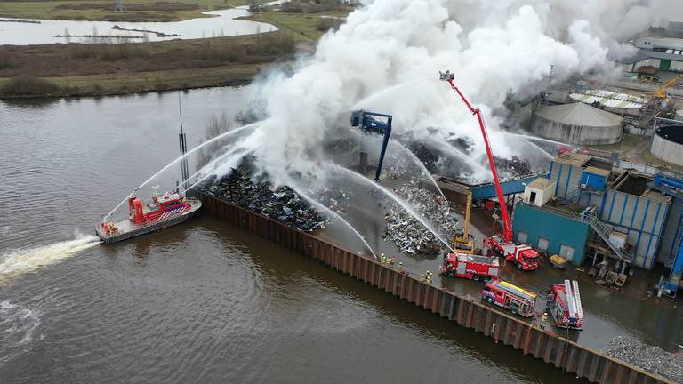 Een blusboot helpt bij de brand in Den Bosch.