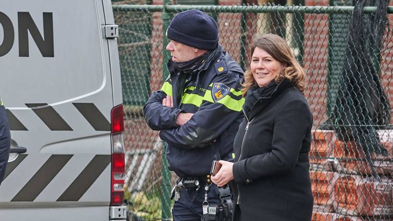 Burgemeester Joyce Vermue  laat zich informeren bij het drugslab in Wernhout (foto: Tom van der Put / SQ Vision).