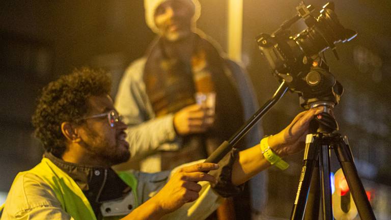 Bob Schellens aan het werk achter de camera (foto: Merel Rugebregt)