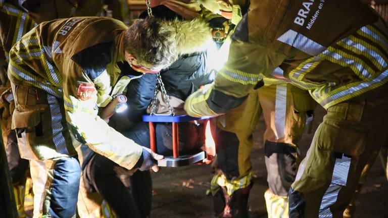 De brandweer bevrijdde het meisje uit de kinderschommel (foto: Toby de Kort/SQ Vision).