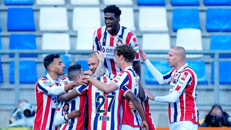 Vreugde bij Willem II na één van de doelpunten tegen Heerenveen (foto: OrangePictures).