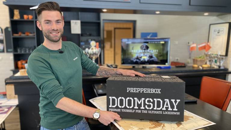 Joris van den Bergh met het noodpakket waarmee de wereld gered moet worden (foto; Jan Peels)