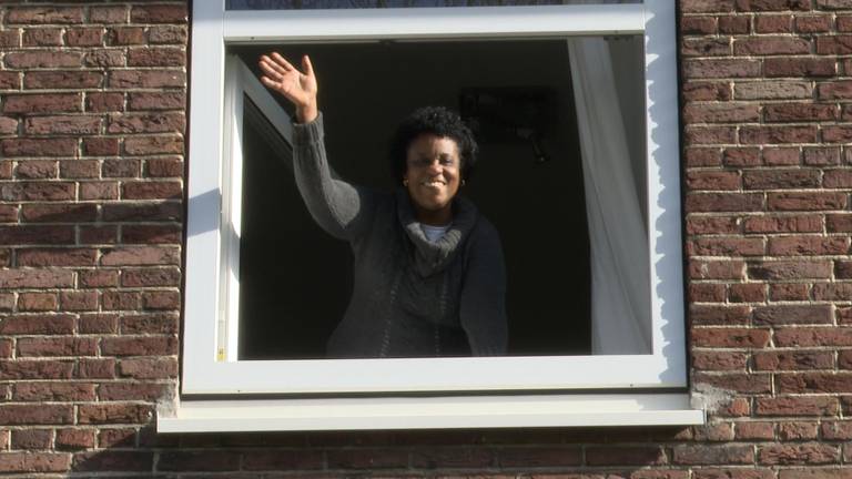 Ichelin Bak is blij dat ze eindelijk weer een eigen dak boven haar hoofd heeft (foto: Raoul Cartens).