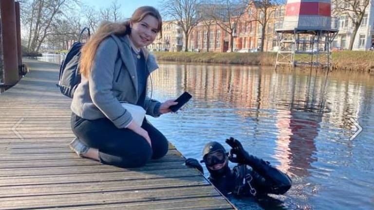 Mona met duiker Jesse die haar mobieltje vond in de gracht van Breda (foto: DiveSenses).
