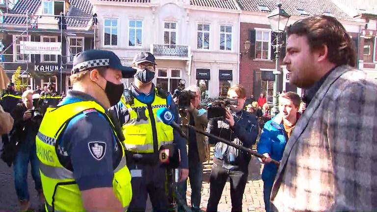 Johan de Vos in gesprek met twee boa's (foto: Omroep Brabant). 