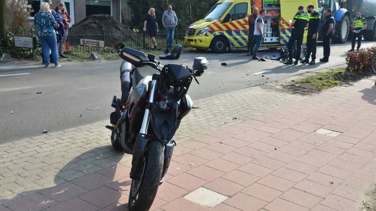 Man in scootmobiel ernstig gewond na aanrijding met motor in Etten-Leur