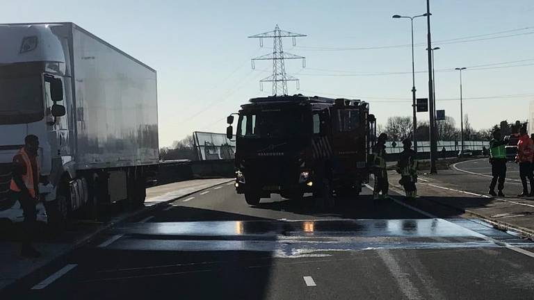 De brandweer spuit de gelekte diesel van het wegdek (foto: Brandweer Berkel-Enschot).