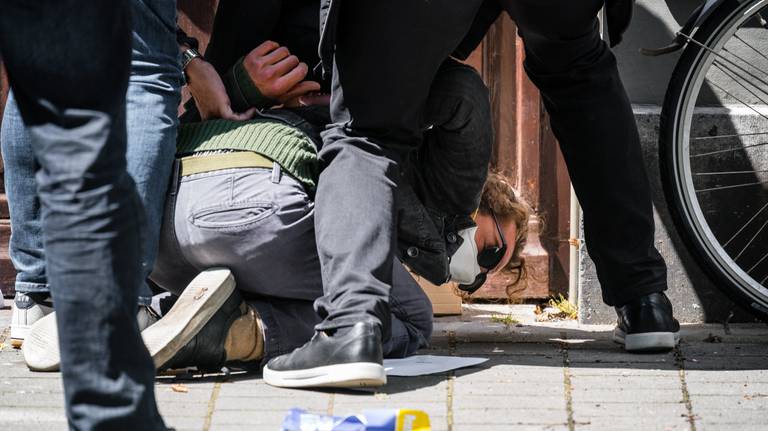 De demonstrant werd door de beveiligers vastgehouden (foto: ANP/Rob Engelaar).