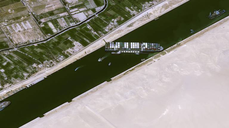 Andere schepen kunnen er niet meer door (foto: AFP).