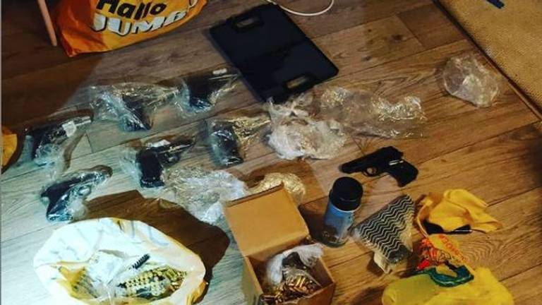 Deze wapens lagen in het huis van de 18-jarige (foto: politie).