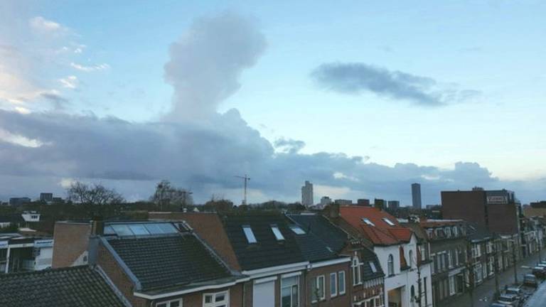 Volgens twitteraar Klaas Willem Boersma is deze wolk verantwoordelijk voor de enorme donderknal en hagelbui (foto: Klaas Willem Boersma).