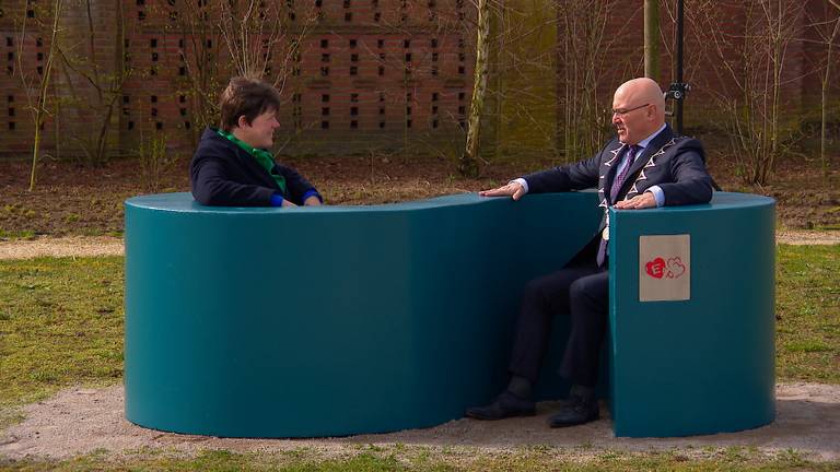 Het mijmerbankje in Erp werd onthuld door burgemeester Van Rooij en Commissaris van de Koning Ina Adema.